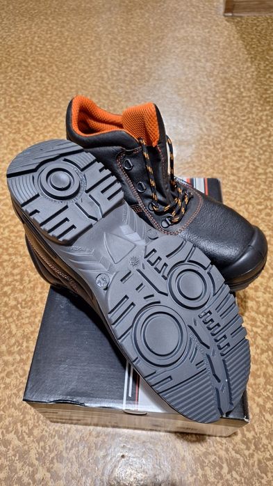 Работи обувки U. Power и B-wolf