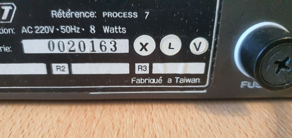 Vând egalizator cu 2x15 corecții pe canal