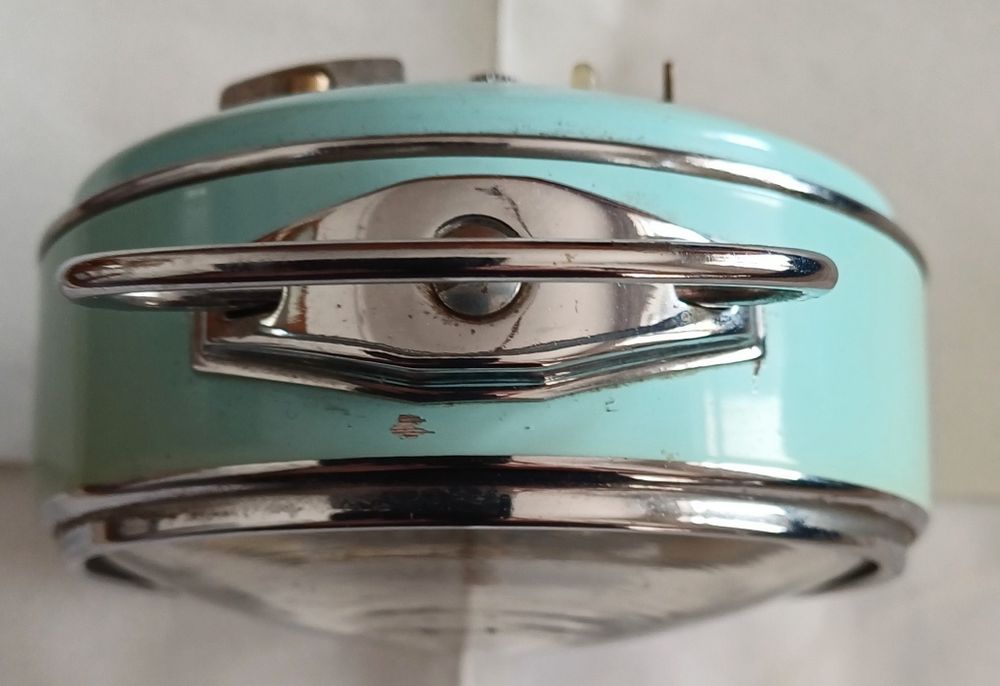 Ceas de masa deosebit (functional, cu animatie) D: 9,50 cm H: 14,50 cm