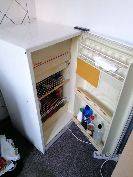 Vând frigider cu congelator impecabil 380 lei