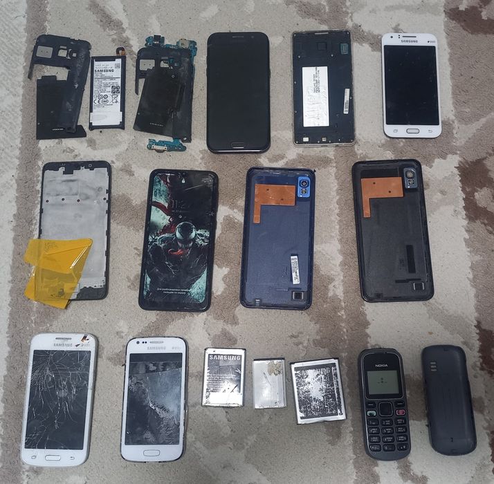 Смартфоны Samsung и телефон Nokia