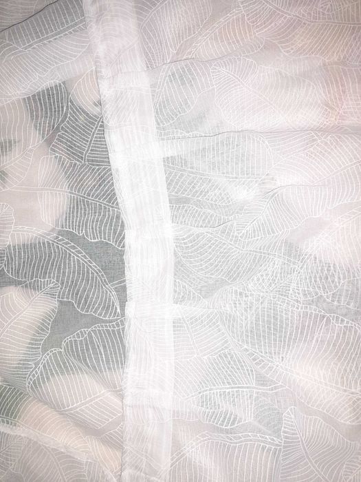 Красиво бяло перде на листа