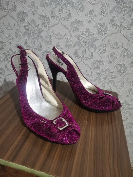 Босоножки нарядные