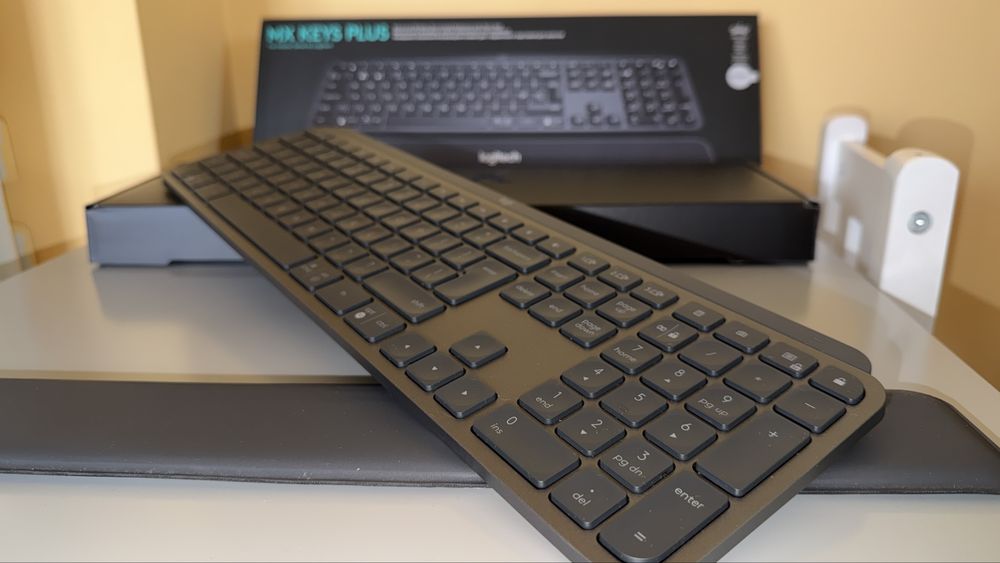 Logitech MX Keys Plus – като нова, пълен комплект