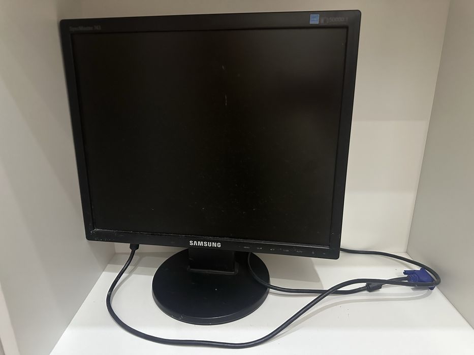 Монитор Самсунг рабочий в хорошем состоянии