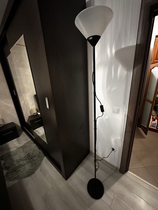 2 lampadare ca noi