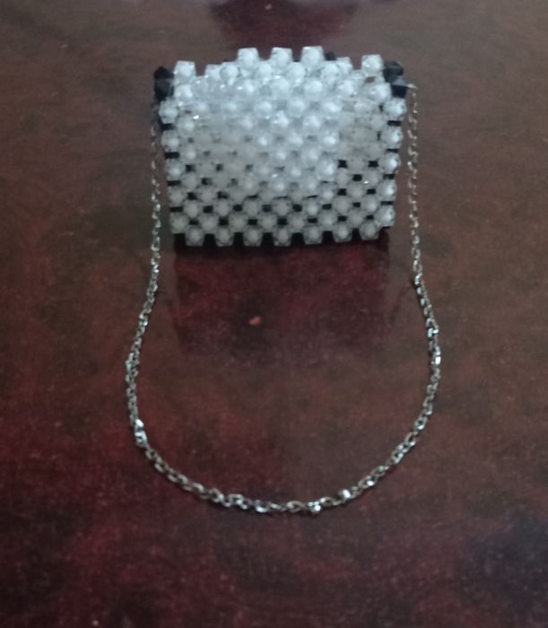 Qolda tõqilgan munchoqli sumka