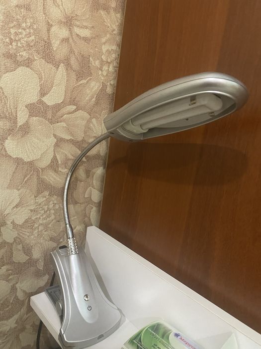 Маникюрный стол с лампой