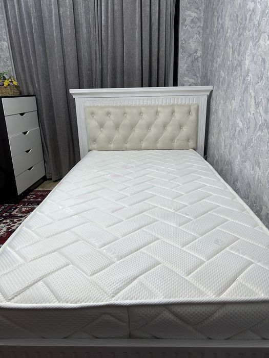 Кровать односпальняя, с ортопедическим матрасом 200х105 см