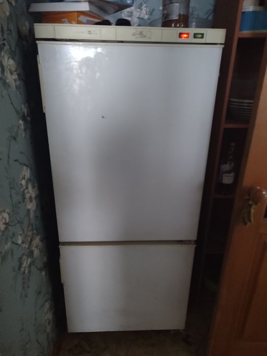 Продам двухкамерный холодильник Снайге.