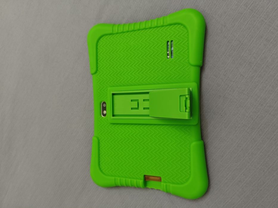 Планшет детский с симкой в силиконовом чехле