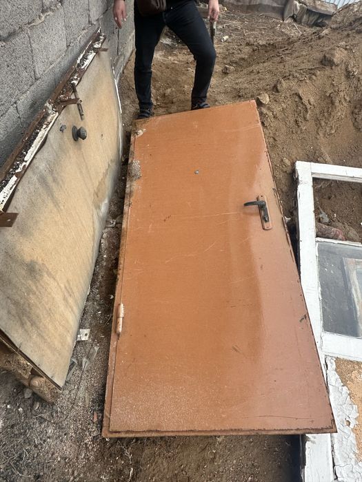 железные двери 2 штуки