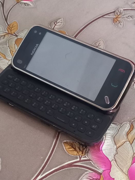 Два телефона мобильных