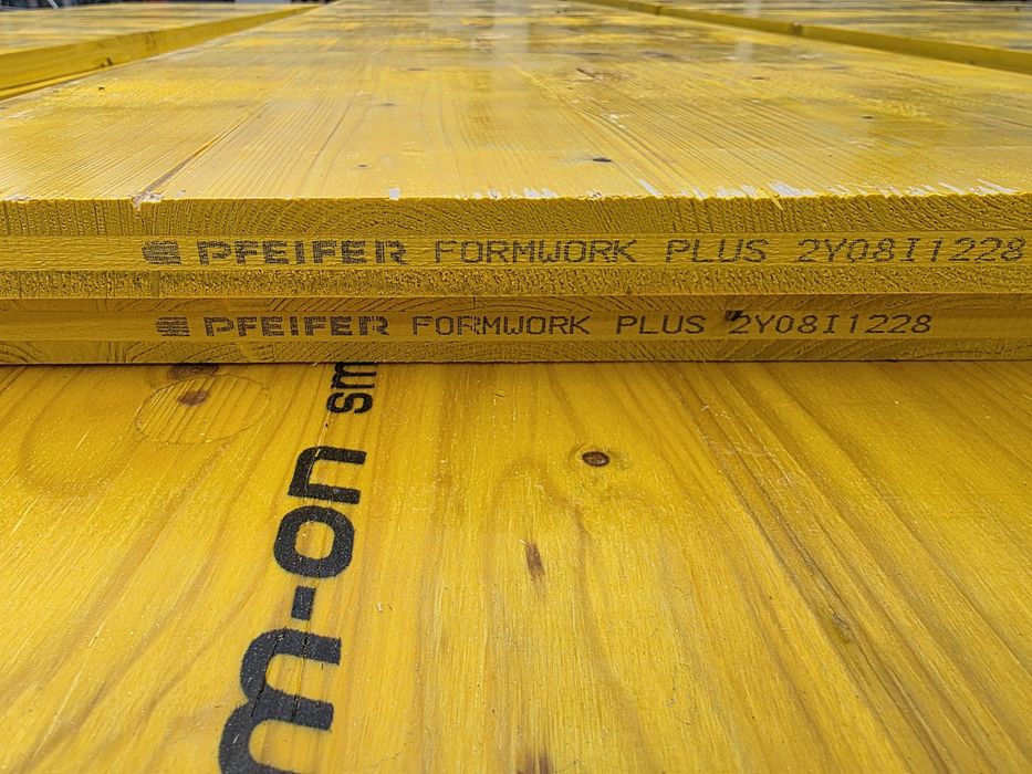 Продажба на жълти кофражни платна.