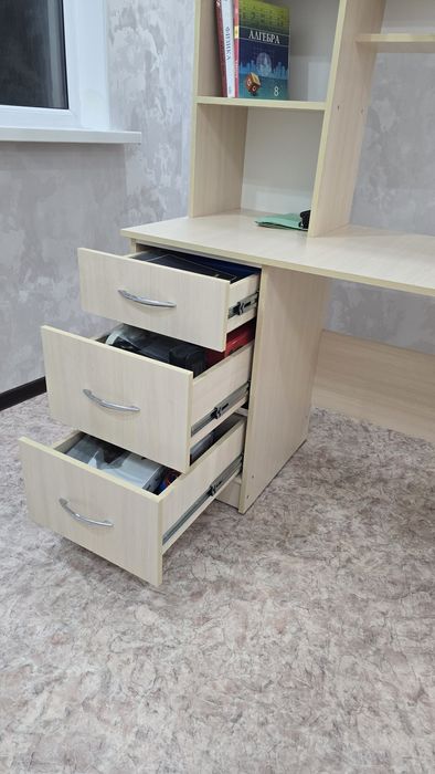 Продам письменный стол с полками