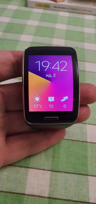 Продавам часовник Samsung Gear S