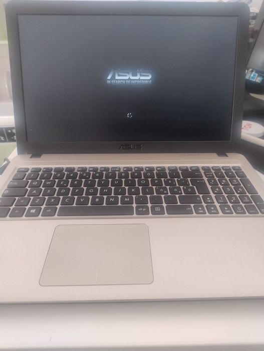Vând  laptop Asus