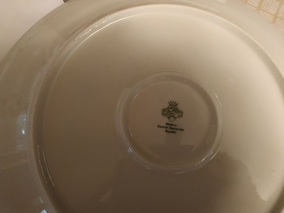 Продается фарфоровая супница с подносом.