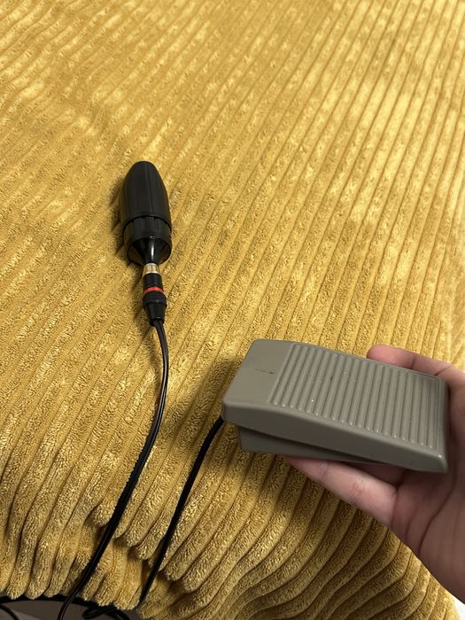 Aparat tatuat cu fir si cu pedala