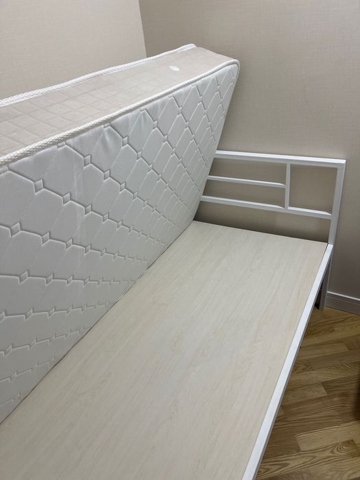 Temir karavot, matrasi bilan