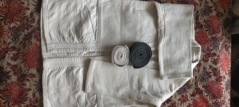 Продаётся кимоно + 1 пояс.