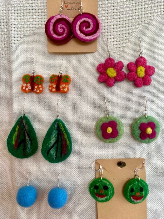 Bijuterii hand made din lana impaslita