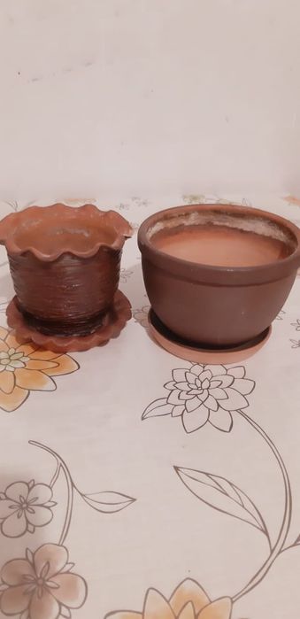 Глиняные горшки и поддоны