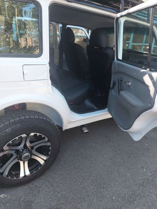 Нива 4*4. 4дверная, 2008 года, карбюратор.