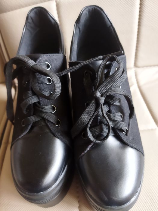 Vând pantofi cu platforma