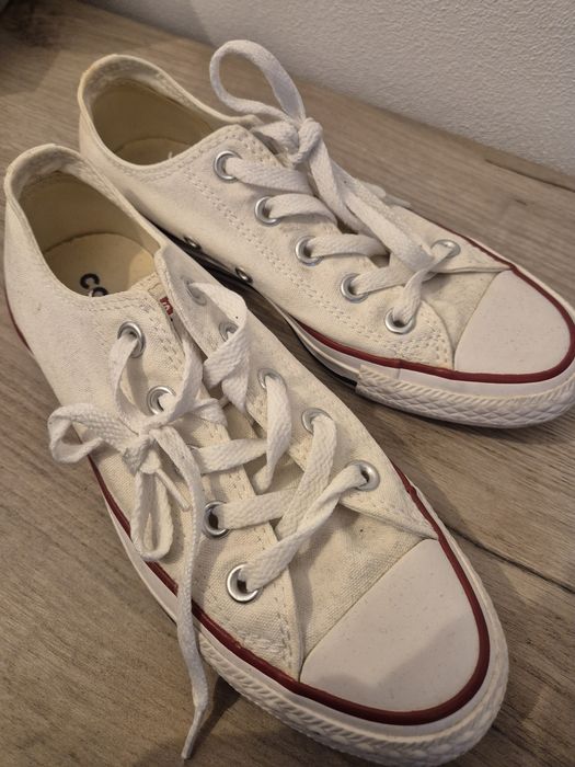 Converse tenesi albi
