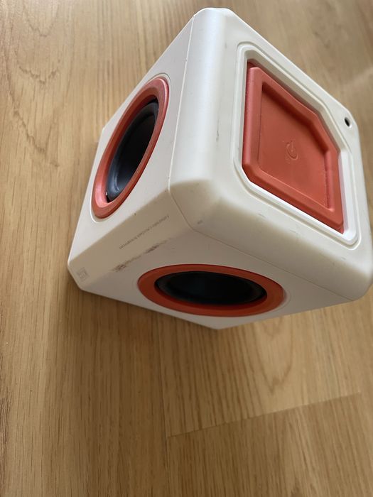 Тонколона с 4 пространствени говорителя с батерия