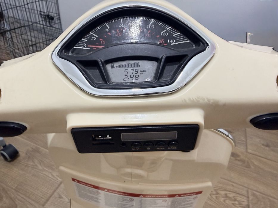 Scuter electric Vespa pentru cei mici, autonomie buna, roti ajutatoare