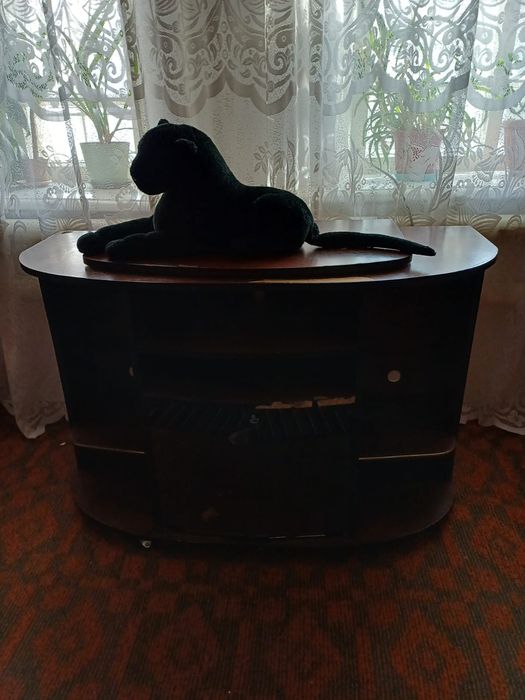 Продам  тумбочки,полку.