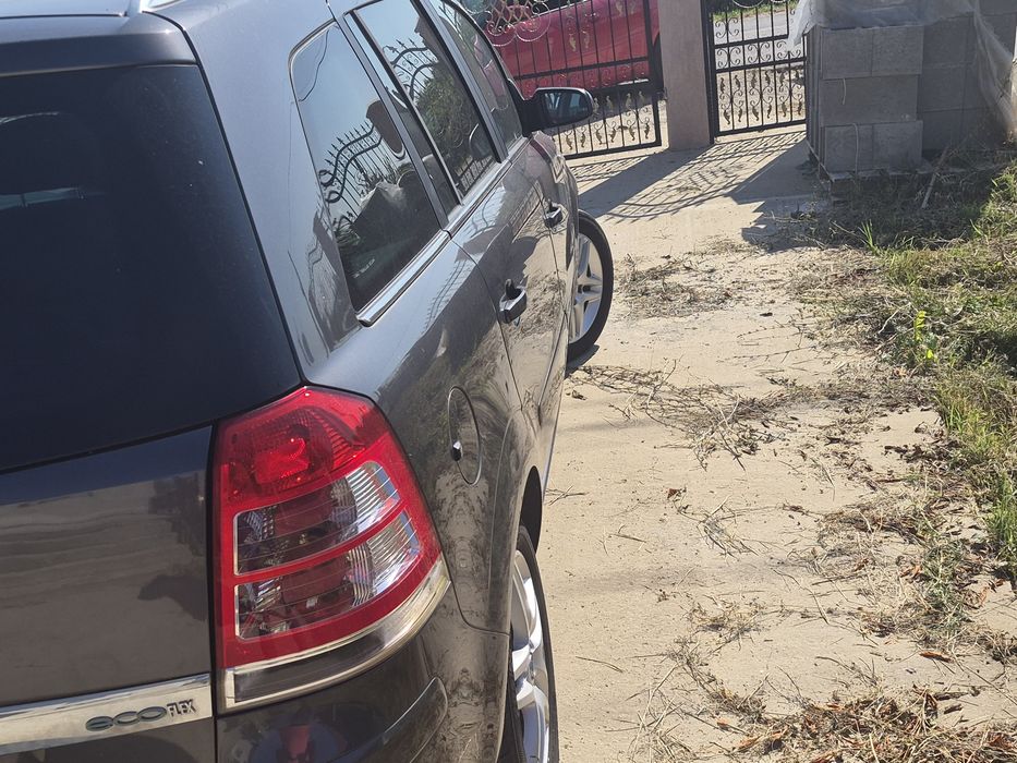 Masina Opel Zafira