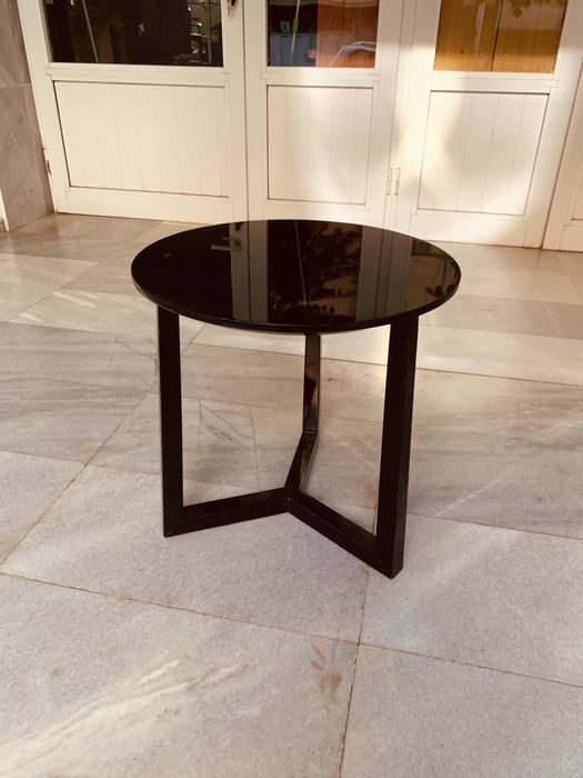 Дизайнерска италианска помощна маса – гланц черен плот, модерен стил