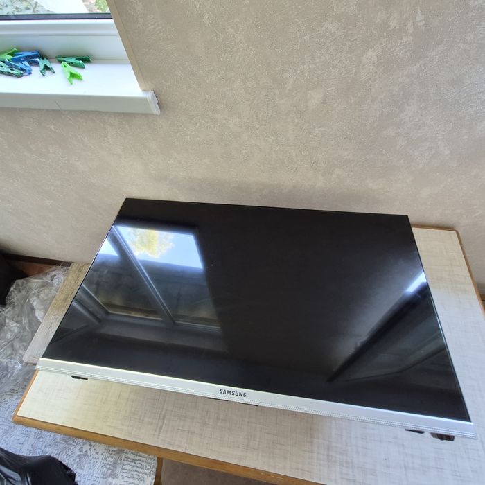 SAMSUNG 32 talik televizor. Smart Box bilan