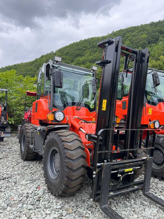 Stivuitor 4x4  teren accidentat 2,5 tone ridicare