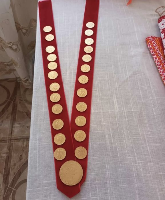 Vând monede placate cu aur de 24k frank Iosif 4 ducat 1915 1/1 cu cele originale atât la aspect cat și la gramaj. 
Trimit în toată România dar și în a