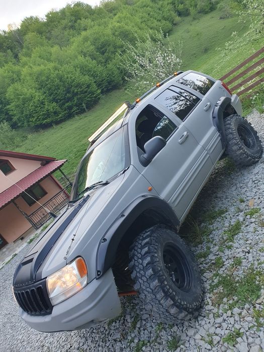 Vând cherokee wj 2.7