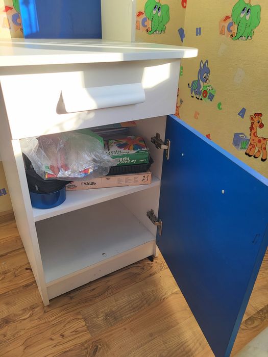 Продам ученический стол.