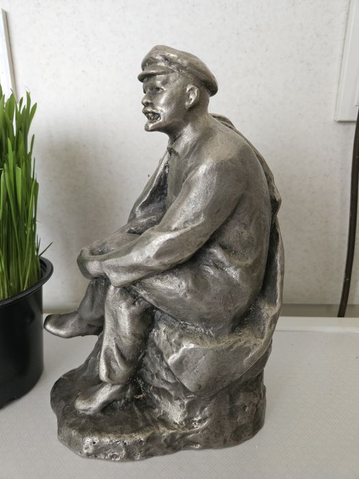 Стара бронзова статуетка Ленин