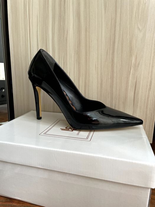 Чисто Нови черни лакирани токчета