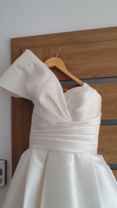 Rochie mireasă stil prințesă si crinolina