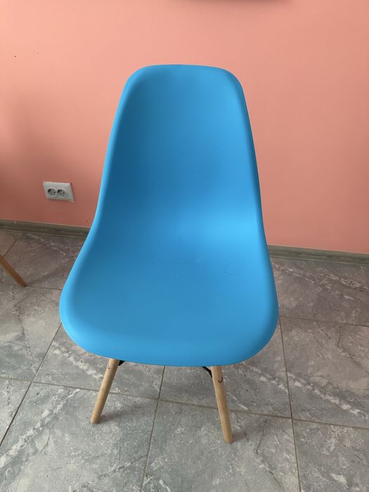 Разноцветные стулья