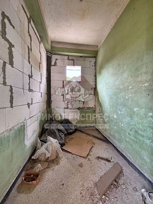 Самостоятелна къща 176кв.м, парцел 900кв.м, в центъра на село Червен