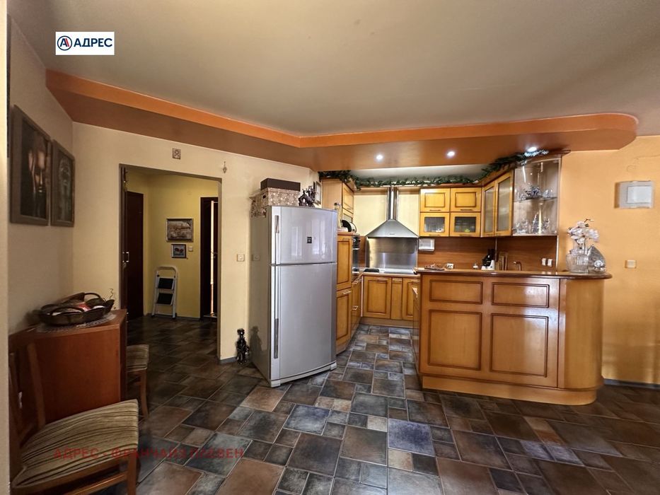 Продава се Тристаен апартамент в Плевен, Идеален център - 110 кв.м за 1637 €/кв.м - Снимка #4