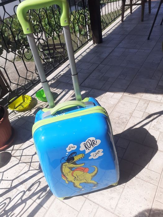 Детски куфар с пукнатина