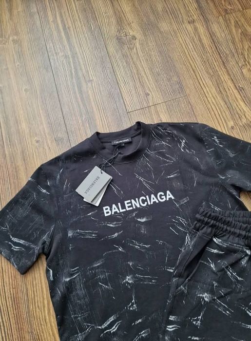 Мъжки екип BALENCIAGA  размер S 

Най-висок клас материя и

изработк