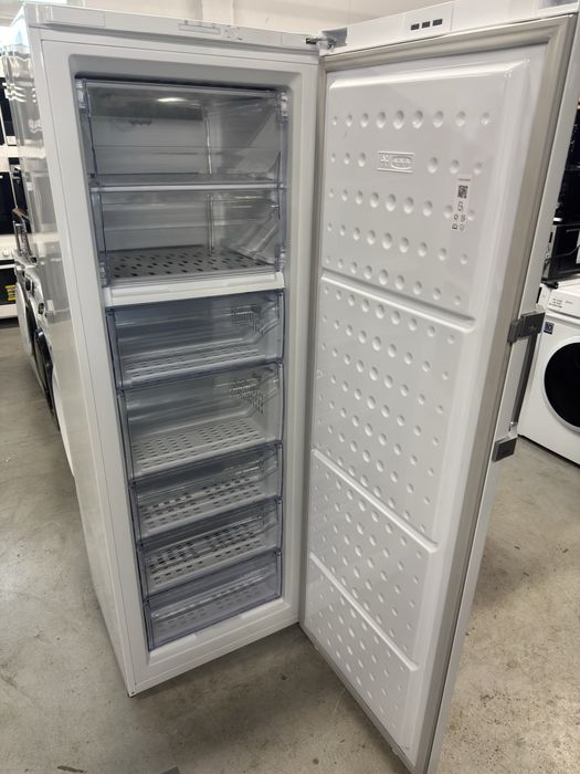 Congelator vertical Beko FS127940N