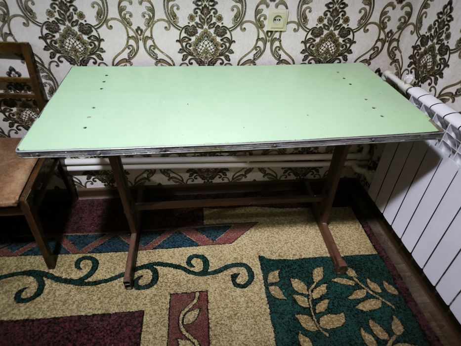 Стол крепкий, б/у